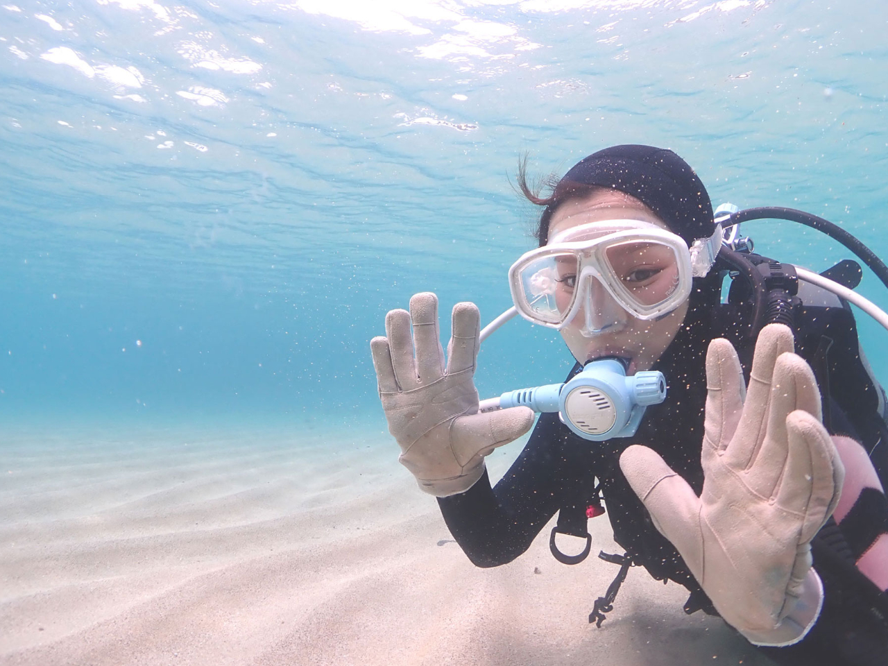 奄美の海の魅力は白砂の美しさにあります。顔を付けたらすぐに美しい海中世界が楽しめます。
