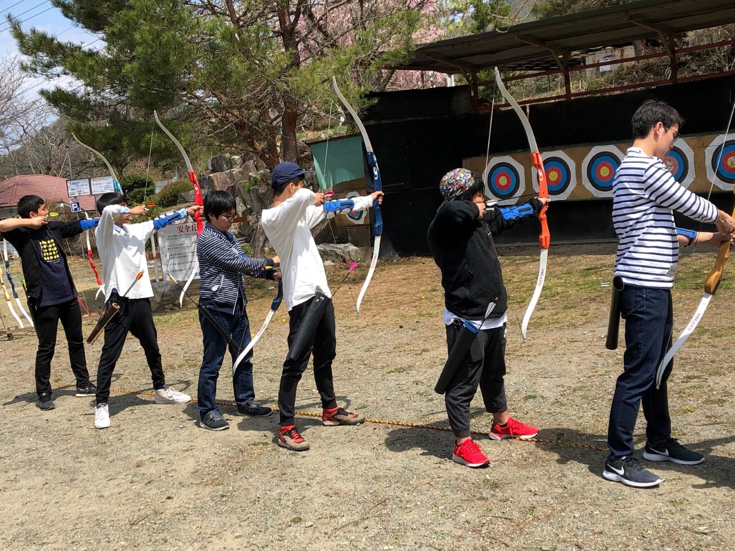 受付で弓具をレンタルしたら練習場へ♪まずは近い距離から!指導員が丁寧に教えてくれるので安心♪