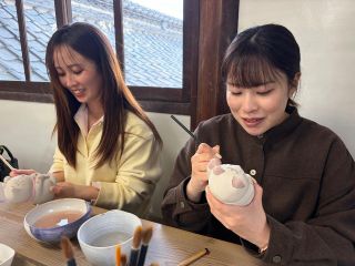 招き猫 絵付け体験 童心に帰って無心に筆を走らせます。
