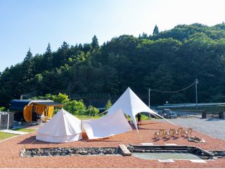 常設の大きなスターテントがありますので雨天時もBBQ等楽しめます