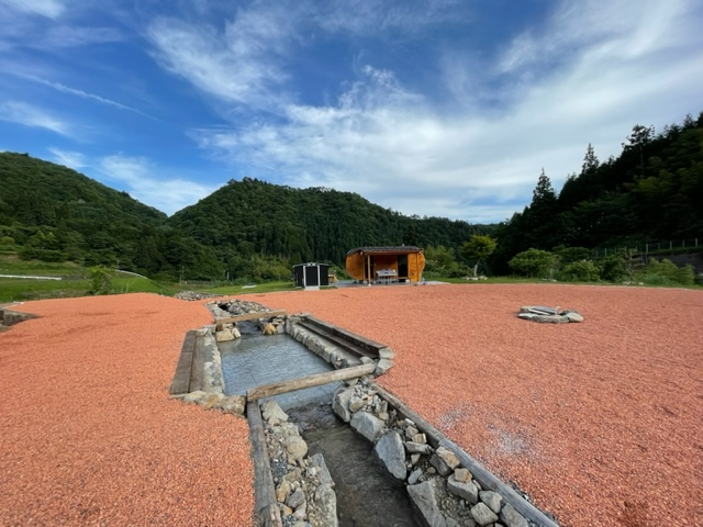 場内を小川が流れていますので安全に遊ぶことができます
