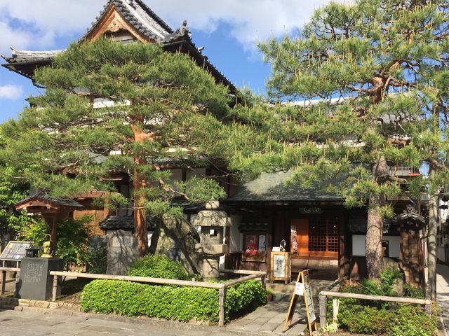 善光寺宿坊・白蓮坊は善光寺交差点より仁王門に向かって5軒目の宿坊です。