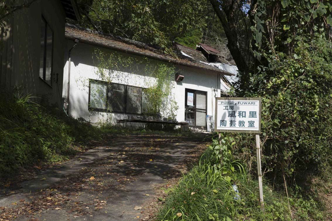 益子の焼物店が並ぶメインストリートから歩いて来れる静かな教室で陶芸が楽しめます! 聴こえてくるのは小鳥のさえずり風の音・・おや?どこからか牛の声も
