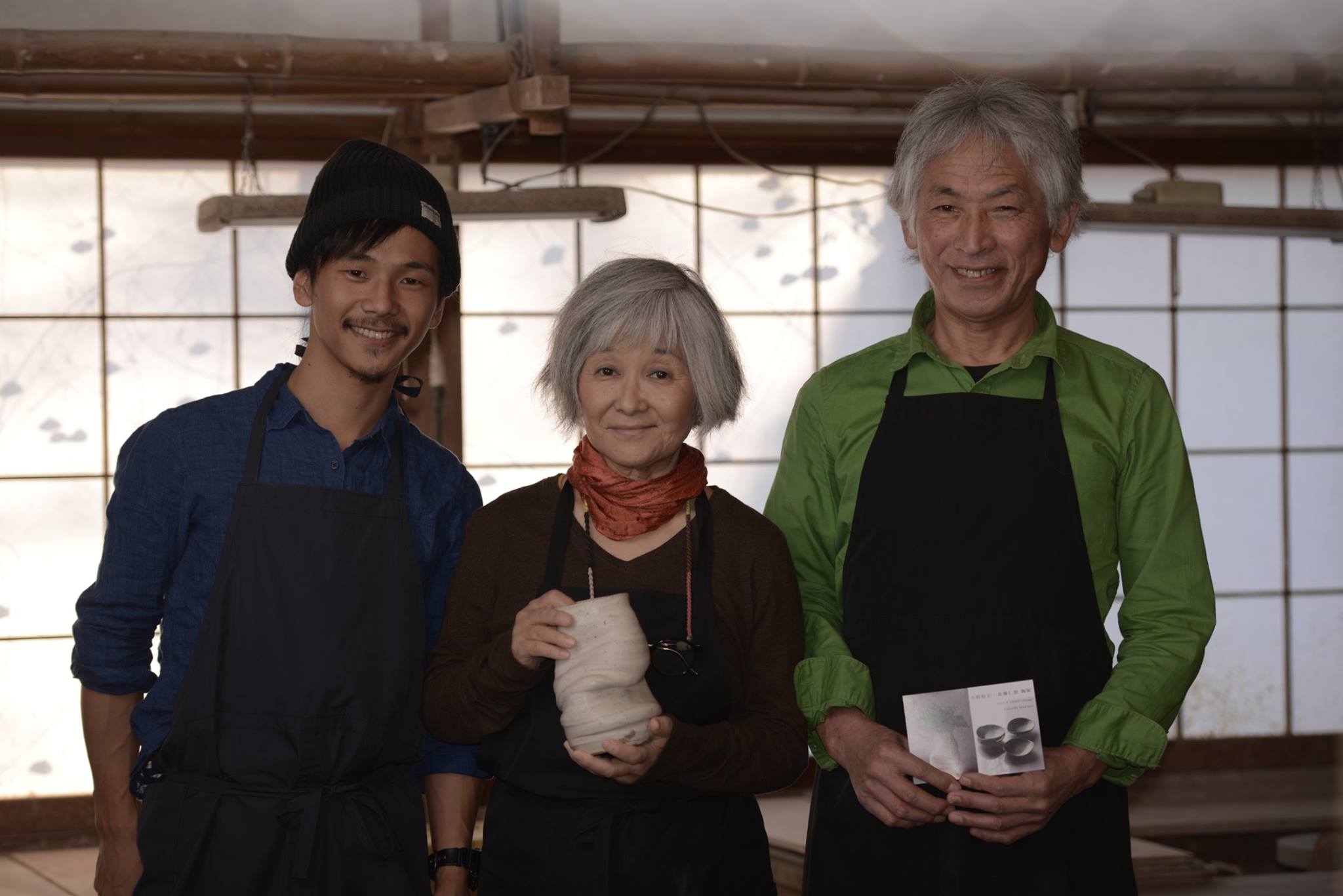 初心者でも大丈夫、プロの陶芸家に教わる体験教室です。先生はみんな優しい〜!との評判をいただいておりますよ〜