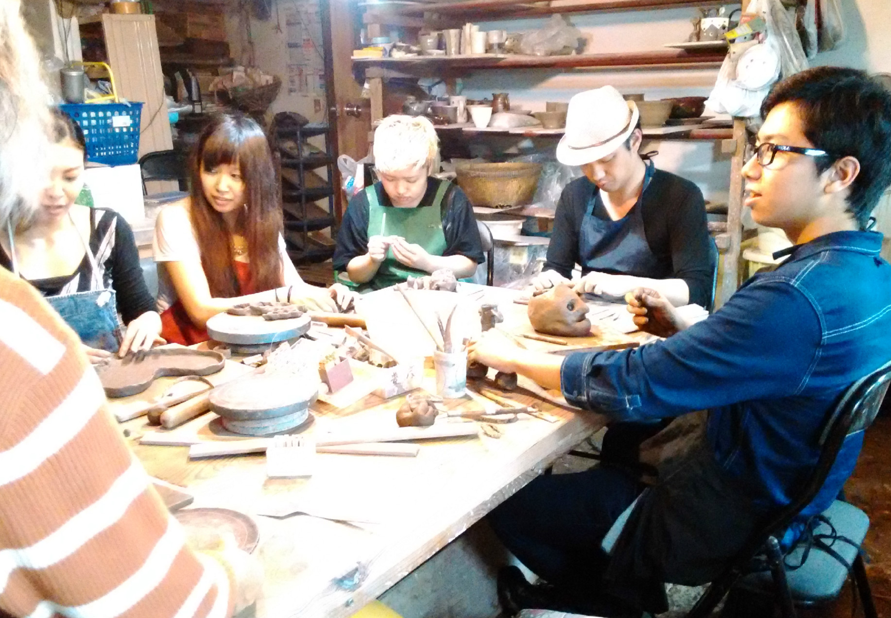 楽しい仲間で和気あいあいながらも手は制作に集中しています。