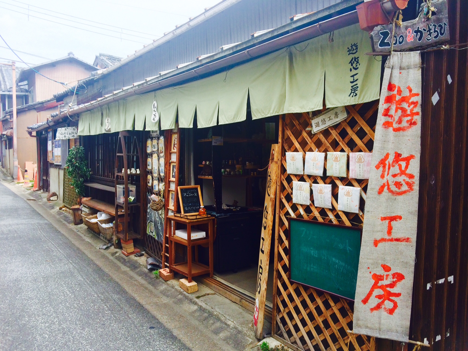 こちらがお店の外観です。緑ののれんが目印