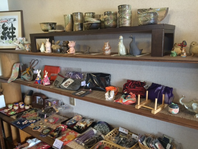 お土産も販売しています