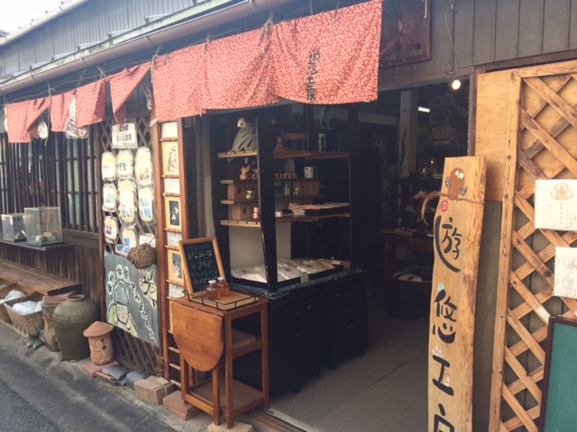 赤いのれんが目印です