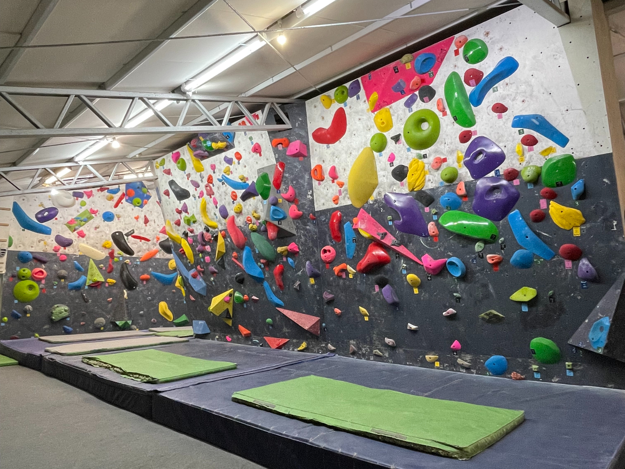 豪華なホールドを使用した多彩な壁