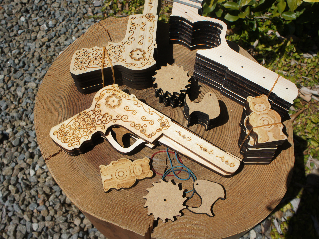 輪ゴム鉄砲と材料、クマはおまけの的です。