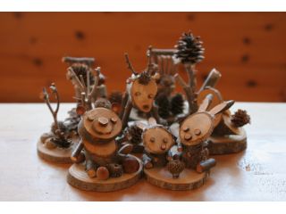 森の木工作クリ、サクラなど森の木を使った創作工作体験です。あらかじめパーツ化された木端をカット・接着して創造力を発揮して作り上げます。