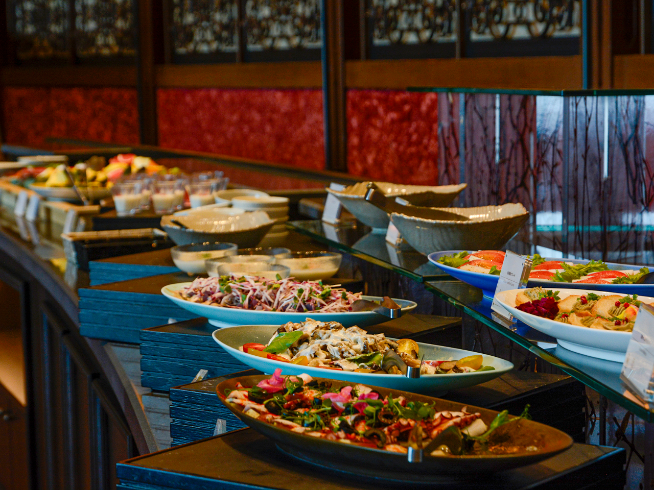 サラダ、オードブル、デザートなどはビュッフェ形式でお楽しみください