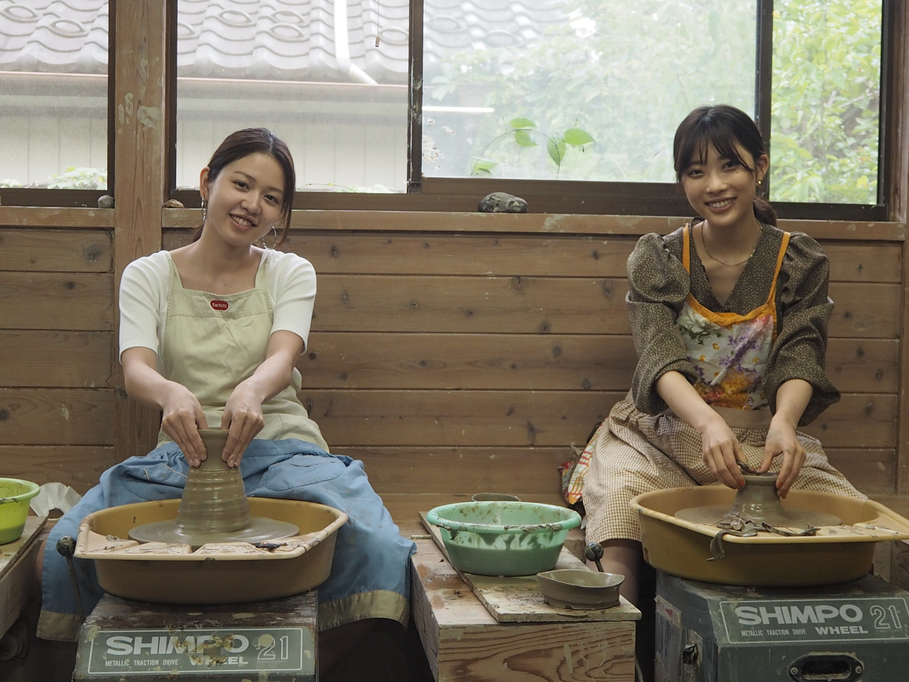 �X�^�b�t���L�O�Ɏʐ^�����B�肵�܂��B