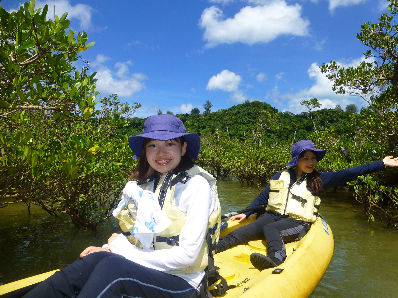 マングローブ域をカヤックで探検!湧き水エリアではカヤックを降りて生き物観察を楽しみます。沖縄の自然にいやされるツアーです。5才から参加できる人気コースです。