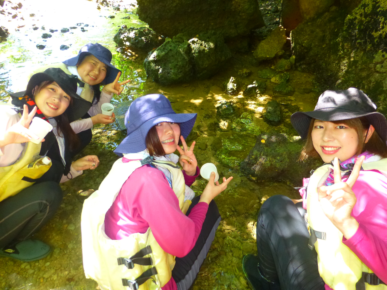 湧き水エリアでカヤックを降りて生き物観察です。夏はぬれる服装です。秋から6月の季節は防水ウェダーで遊びに行くので快適です。