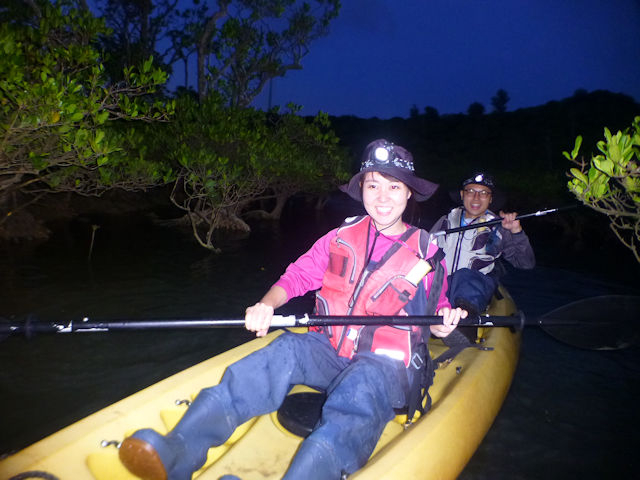 生き物と触れ合うナイトカヤック