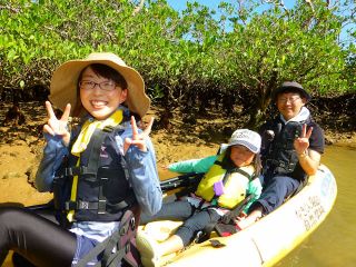 干潮時はシオマネキやミナミトビハゼを観察、満潮時はマングローブの入り江の散策。開催される時間帯によって風景が変わります。生き物が好きな方は干潮時がおすすめです。