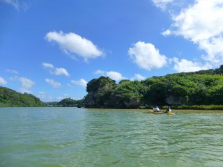 河口が広いので景色がとても良いですね。マングローブが広がります。背後は海です。海に近づくとだんだんと波を感じることができると思います。こわくない範囲で遊びます。