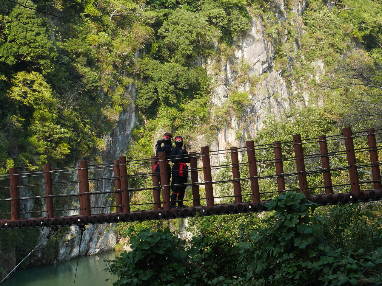 吊り橋で記念撮影