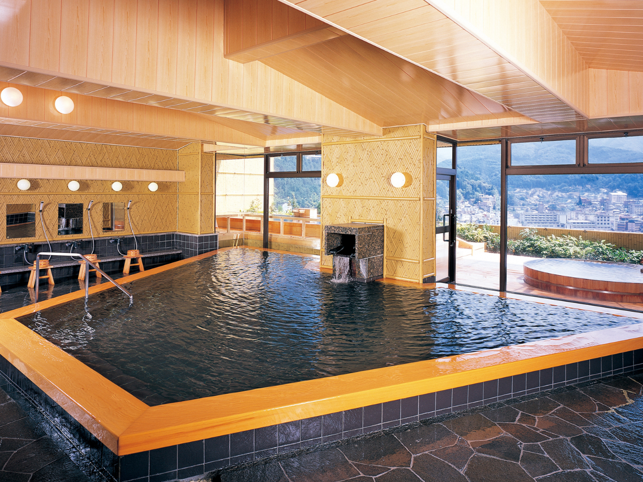 8F大浴場 花見月の湯 広々とした内湯