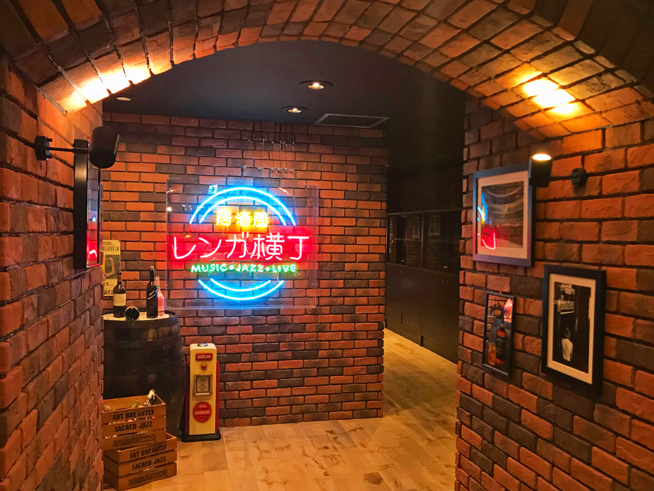 23:30まで営業中 館内居酒屋 レンガ横丁 飛騨牛料理やおつまみ、ラーメン、スイーツ、アルコール各種 ラストオーダー23:00