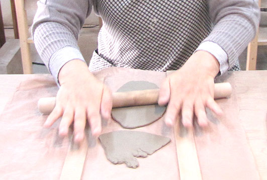 土を平らに伸ばしていき、型紙で切っていきます。工作のようなイメージです。