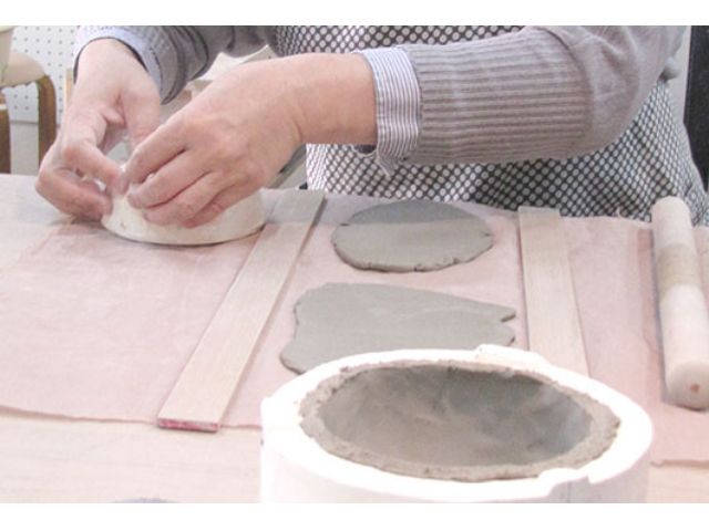 土を石膏型に貼っていきます。水分がどんどん奪われていきますので、ここからはスピードアップして作っていきます。