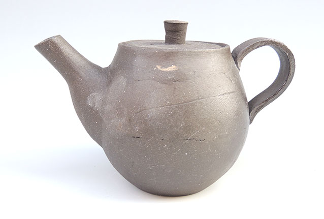 黒の焼きしめもクールな印象です。