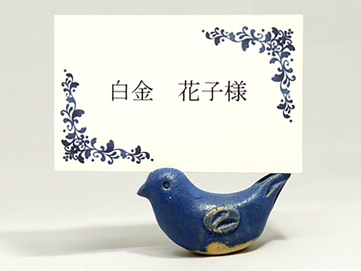 ゲスト用のオリジナル席札立てはそのまま持ち帰ってもらって引き出物にもなっちゃいます♪一つ一つ手作りだから、味がありますね〜。