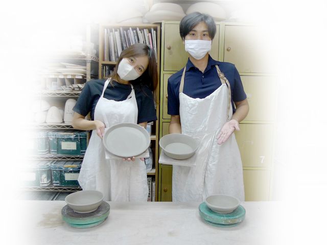 ウェルカムボードも後々使いたい方はお皿を作ってその上にメッセージを書いてもOK!ホームパーティーやこれからの二人の結婚記念日をこのお皿に盛って祝うも良し◎