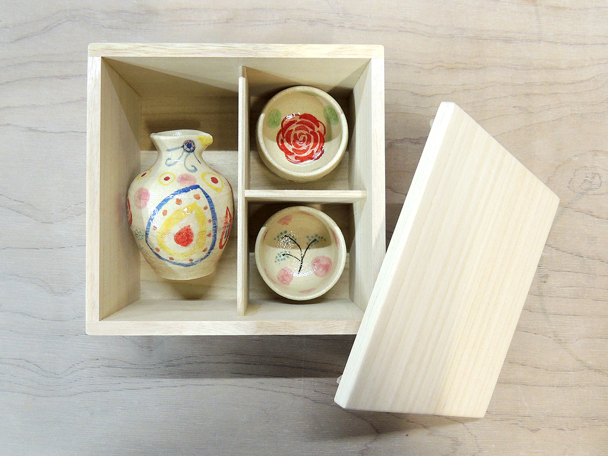 当教室オリジナルの桐箱です。前面がアクリルかガラスになっているので、箱に入れても中身が見えます。