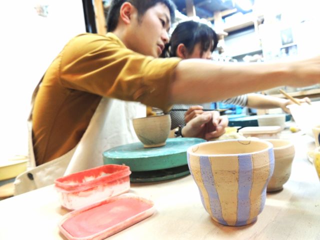 釉薬を選んで何色かかけわける!自分好みの色に仕上げましょう!
