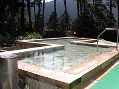 露天風呂は緑に囲まれてリラックス