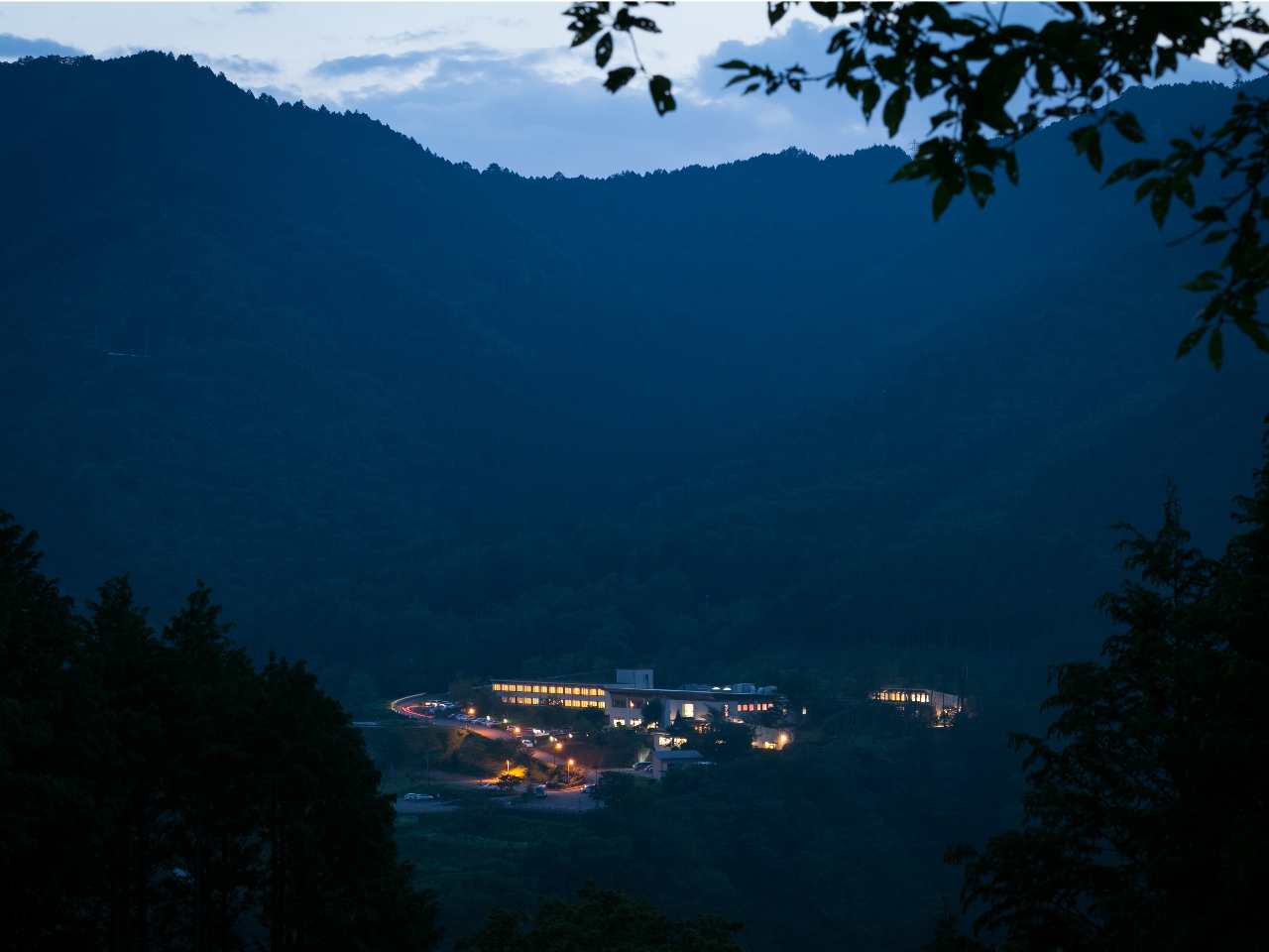 里山の中腹に建つ