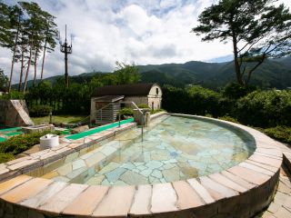 眼下に馬瀬川を望む開放的な男性露天風呂