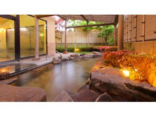 敷地内源泉からの豊富な湯量が自慢の花いさわ源泉。露天風呂は、やわらかさと力強さの異なる趣向の2タイプ。