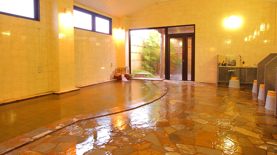 湯船から溢れ出る温泉は、とても湯質が柔らかいと、評判の敷地内源泉からの自噴温泉です。