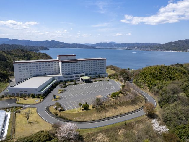 ホテル外観イメージ。敷地内からは青い海と天橋立を望むリゾートホテルです。