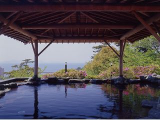 三河湾を一望できる露天風呂です