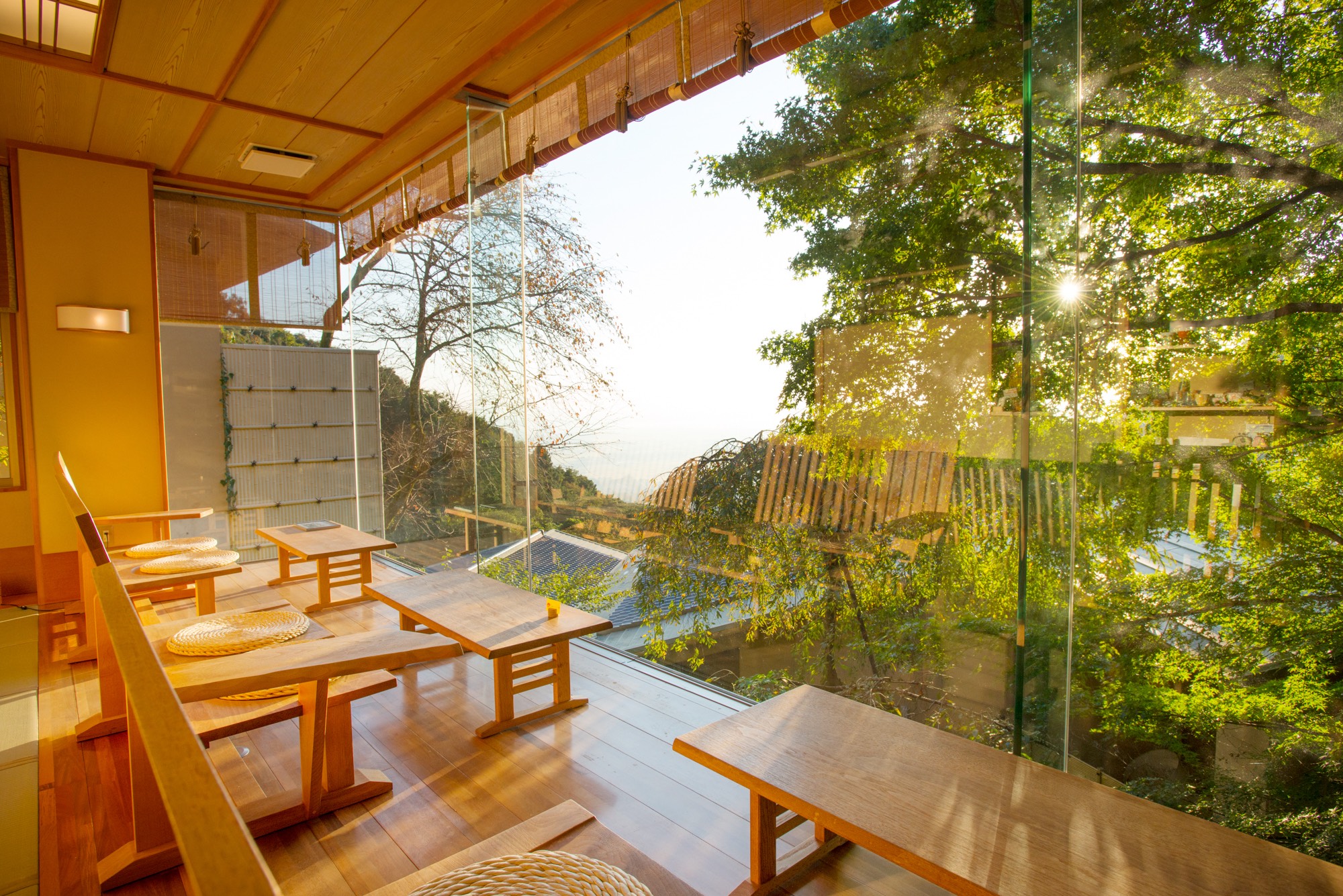 ロビー風景。ここから濃尾平野が一望できます。