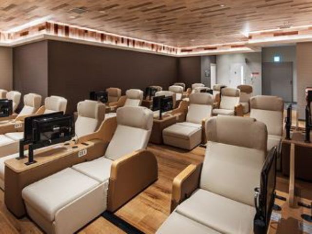 携帯充電アダプター付きのお席と、テレビ・コンセント付きのお席に分かれております。お好きな方でおくつろぎください。