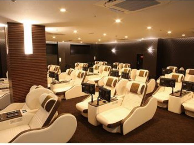 プレミアムラウンジ(座席指定・有料リクライニングシート、ワンランク上の寛ぎを。男女共用席55(11時-17時 、18時-翌10時) 各500円 事前予約不可