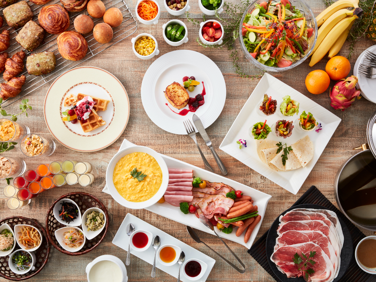 和洋のバラエティー豊かな料理と焼き立てパン、総勢60種類をご用意。「朝食が食べたいから泊まる」そんなホテルの朝食を目指しております。