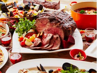 柔らかくジューシーで人気の牛脂肉のローストビーフは、土日祝日限定で提供しております。