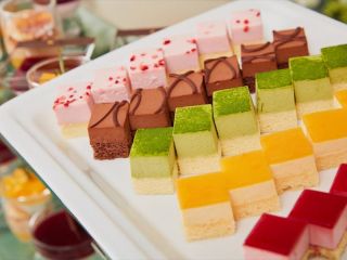 ケーキの他にムースやゼリーなどのグラスデザートやソフトクリームもご用意しております。