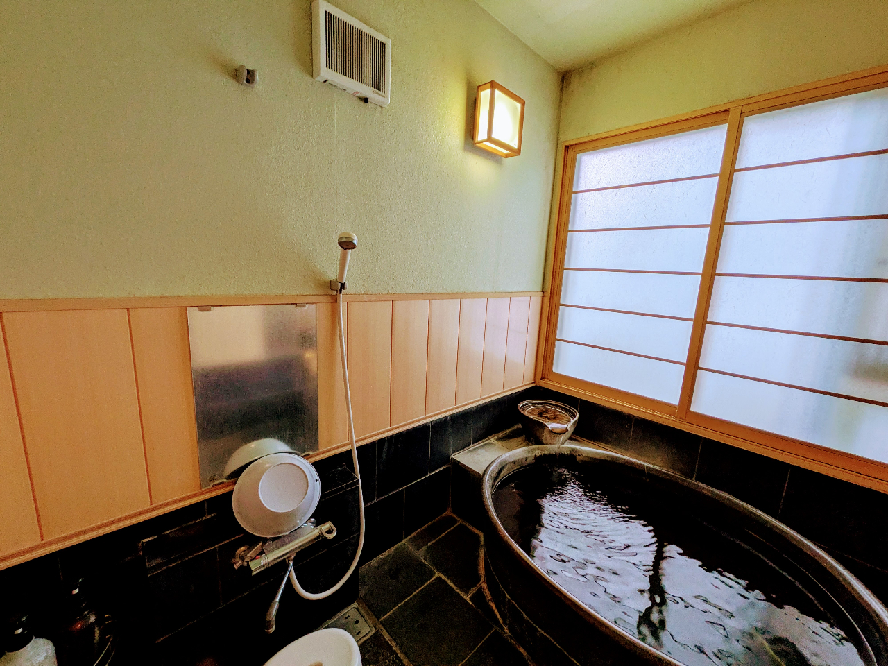 信楽焼陶器風呂全景 シャワーカラン1箇所 湯舟は茶碗のよう 二人まで