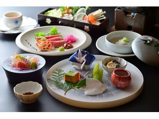 写真は会席料理の一例です。季節によりメニューは変わりますのでご了承ください。