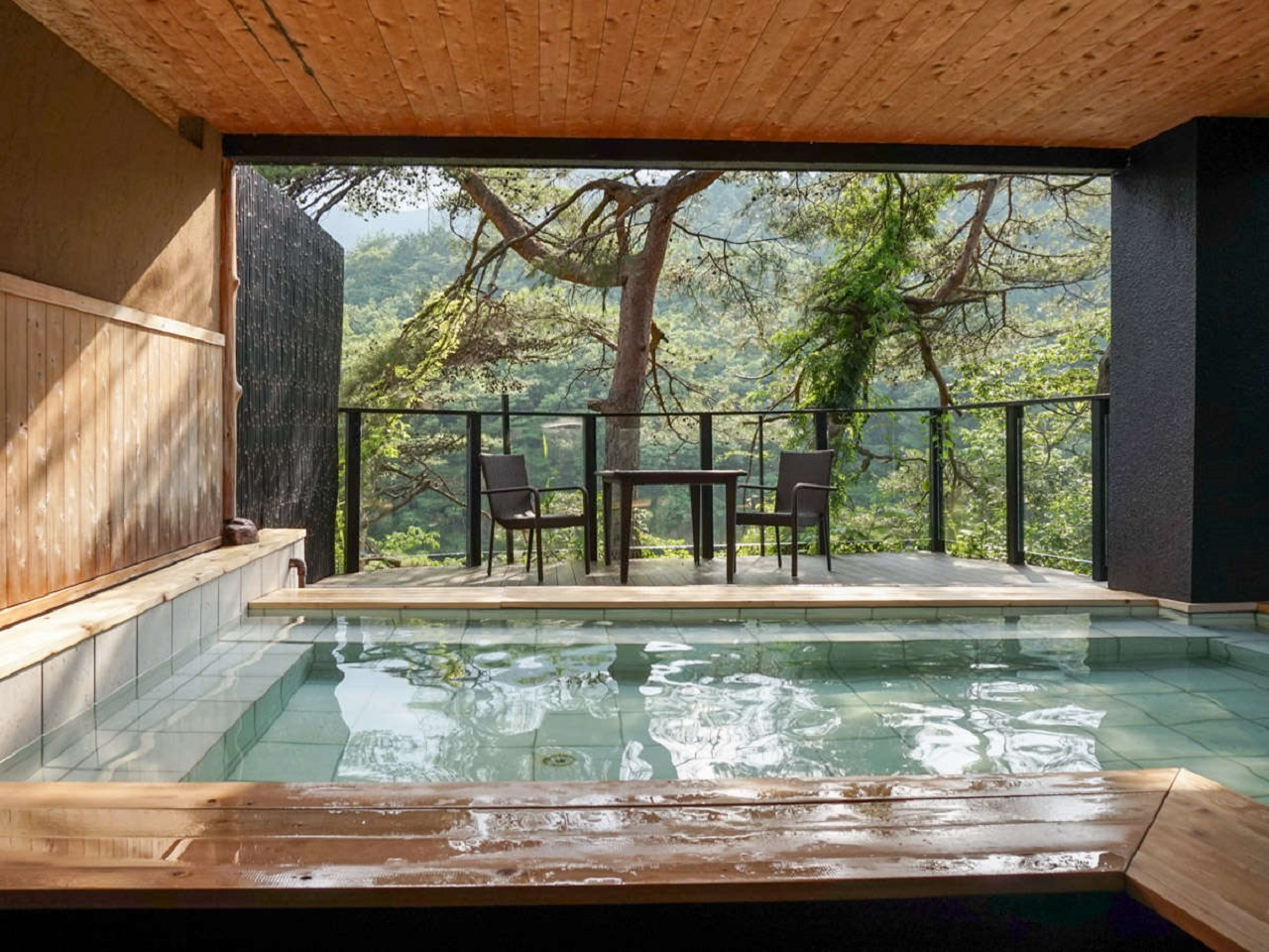 【掛け流し露天風呂】四季折々の景色がお楽しみ頂ける天然温泉露天風呂 サウナ&水風呂も併設