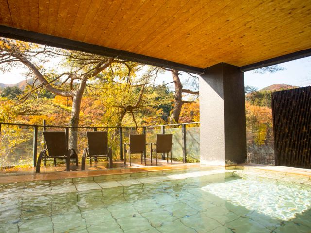 露天風呂 秋には鮮やかな紅葉が一面に広がります。