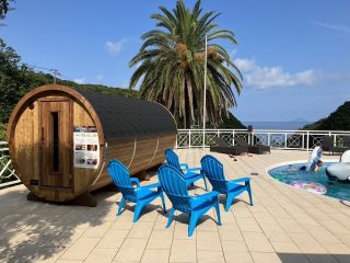 サウナに本気!オーシャンビュー『極熱ロウリュウバレルサウナ』にはトトノイ椅子+キンキン水風呂完備